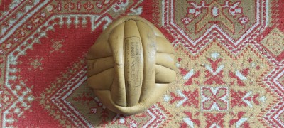 MINGE DE VOLEI FLACARA ROSIE BUCURESTI .NU STIU DACA A FOST FOLOSITA . foto