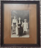 Mama si copii, port popular romanesc din perioada interbelica// fotografie inramata