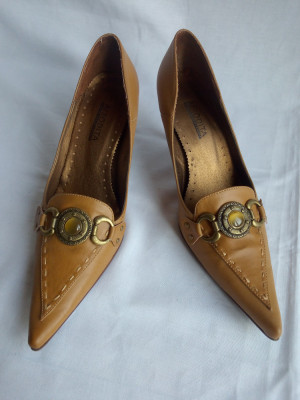 Pantofi dama model Stileto,vintage, culoare bej, marime 38 foto