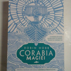 CORABIA MAGIEI - O FERMECATOA AVENTURA CU PIRATI, MAGIE SI CORABII - ROBIN HOBB