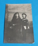 Fotografie veche tip Carte Postala - mama cu scolar premiat