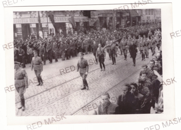 3760 - BUCURESTI Legionarii cu Garda de Fier germana, comemorand pe Codreanu