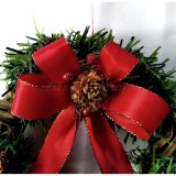 Coronita impodobita cu funda rosie si conuri naturale &Oslash;20 cm