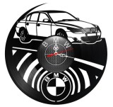 Ceas de perete decorativ realizat din disc de vinil, Model BMW Seria 5 E60 / Sedan Auto Premium, Negru, 30 cm