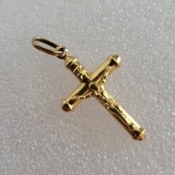 Pandantiv aur 14 k, cruciulita vintage cu trupul lui Isus reliefat pe partea superioara, marcat 585 pentru 14 k