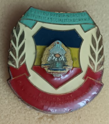 QW9 N2 41 - insigna - tematica militara - comunism - Apararea patriei foto