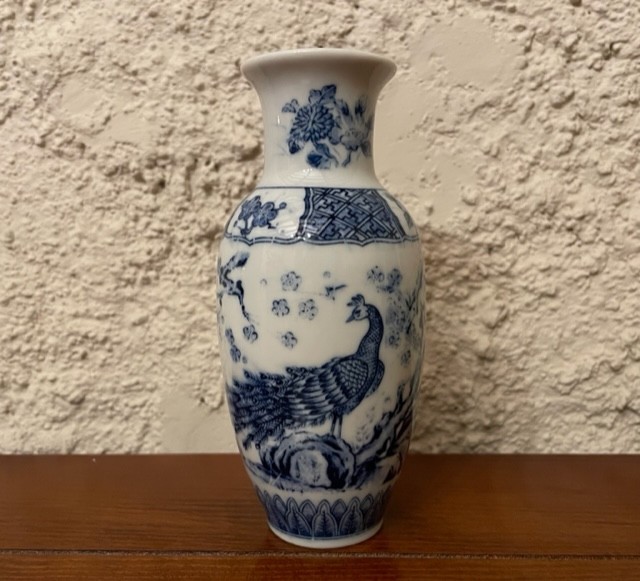 VAZA DIN PORTELAN, DECORATA SUB GLAZURA- H16,5cm