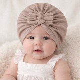 Caciulita crem tip turban cu trei fundite (Marime Disponibila: 3-6 luni)