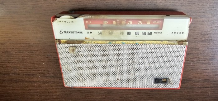 RADIO S631T ELECTRONICA 6 TRANZISTOARE , NU FUNCTIONEAZA DOAR FASAIE .