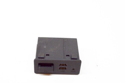 Port USB/AUX-In MAZDA CX-5 KF 2018 OEM: D09H-669U0-A,10R-041341 13672690 foto