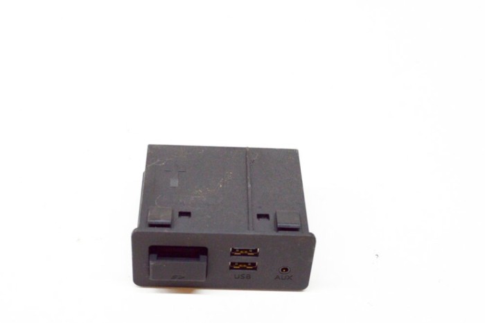 Port USB/AUX-In MAZDA CX-5 KF 2018 OEM: D09H-669U0-A,10R-041341 13672690