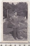 bnk foto Barbat in parc - Foto Viorica P Ivanovici Govora - anii `50