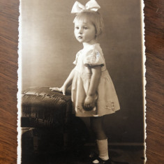 Fotografie veche reprezentand o fetita - perioada interbelica