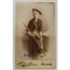 STUDIO F. LE BONS , OSTENDE , COPIL IN UNIFORMA DE MARINAR , FOTOGRAFIE C.D.V. , SFARSITUL SEC. XIX