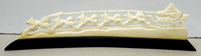 SANIE TRASA DE CAINI HUSKY, SCULPTURA IN OS, SECOL 20