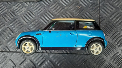 MINI COOPER , MADE IN CHINA , SCLA 1/18 , PLASTIC , PENTRU PIESE . foto