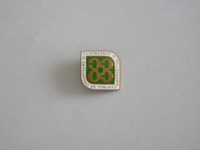 QW9 I 72 - Insigna - tematica industrie - Centrul de organizare in constructii foto