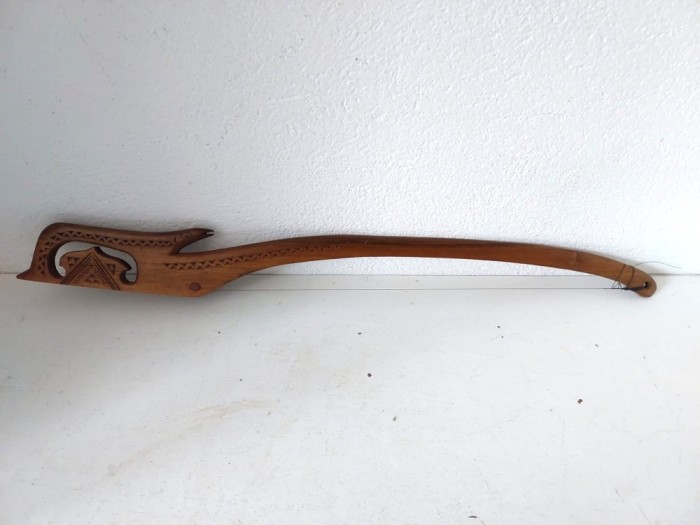 *Arcus de lemn pentru instruentul balcanic Gusle / Gusla, 40cm lungime, ornamentat prin sculptura manuala