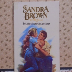 SANDRA BROWN - IMBRATISARE IN AMURG - ROMAN DE DRAGOSTE SI ACTIUNE- 511 PAG.