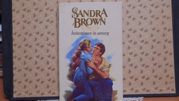 SANDRA BROWN - IMBRATISARE IN AMURG - ROMAN DE DRAGOSTE SI ACTIUNE- 511 PAG.