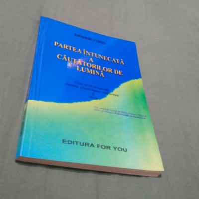 Partea intunecata a cautatorilor de lumina -Deebie Ford foto