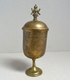 Urnă cu capac, alamă gravată, cu figurină antropomorfă &ndash; India sau Birmania (Myanmar), sec. XIX