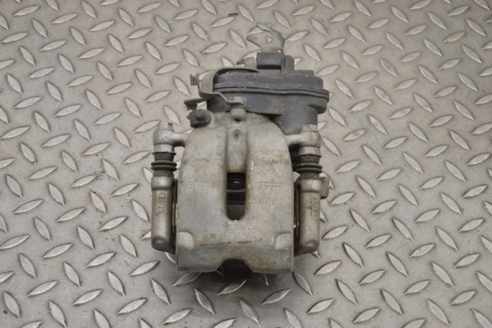 Etrier de fr&acirc;nă dreapta spate BMW 5 G30 2018 OEM: 53019C 17030139