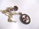 Set Bijuterii Handmade Sticlă Motiv Tradițional: Colier cu Pandantiv și Cercei