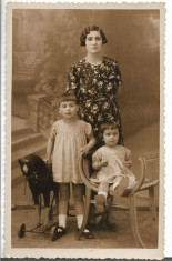 A1318 Copii cu jucarii studio Girescu Bucuresti Romania perioada regalista foto