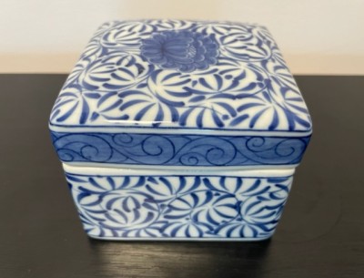 CASETA CU CAPAC DIN PORTELAN DECORAT SUB GLAZURA- MADE IN THAILAND L9,5CM foto