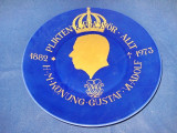 1675-Aplica aniversara portelan Regele Gustav Suedia 1882-1973.