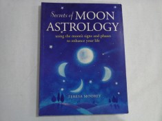 SECRETS OF MOON ASTROLOGY - USING THE MOON&#039;S SIGNS AND PHASES TO ENHANCE YOUR LIFE - TERESA MOOREY