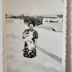 Fotografie cca 6/9 cm cu femeie cu câine în brațe pe bloc în 1936
