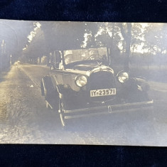 CUPLU IN MASINA DE EPOCA DECAPOTABILA PE UN DRUM DE TARA , FOTOGRAFIE TIP CARTE POSTALA , MONOCROMA, NECIRCULATA , DATATA 1929