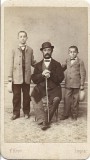 A3825N Constantin Rădulescu, primarul orașului Lugoj, cu cei doi fii ai săi, Constantin și George, studio Fridolin Hess, Lugoj