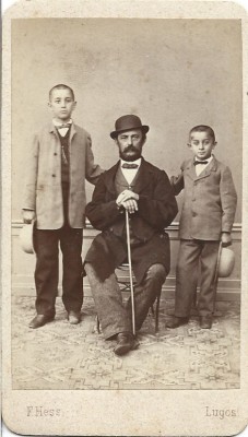 A3825N Constantin Rădulescu, primarul orașului Lugoj, cu cei doi fii ai săi, Constantin și George, studio Fridolin Hess, Lugoj foto