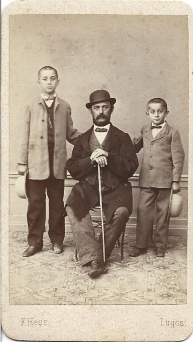 A3825N Constantin Rădulescu, primarul orașului Lugoj, cu cei doi fii ai săi, Constantin și George, studio Fridolin Hess, Lugoj