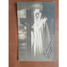 Fotografie tip carte postala, maicuta cu crucea, 1913
