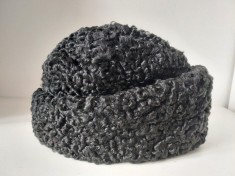 Caciula astrahan negru, impecabila, 67cm circumferinta