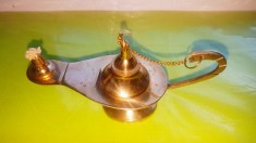 F76-Lampa opait veche stil ALADIN alama masiva aurita cu mustiuc prb functionare pe ulei stare foarte buna. Mustiuc prins in cap care se desurubeaza.