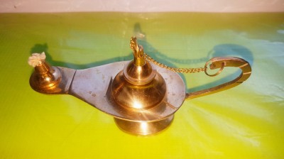 F76-Lampa opait veche stil ALADIN alama masiva aurita cu mustiuc prb functionare pe ulei stare foarte buna. Mustiuc prins in cap care se desurubeaza. foto