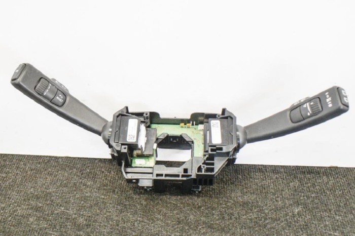 Maneta semnalizare ștergătoare VOLVO V40 Hatchback 2017 OEM: 31481764,31456041,31456045 10878486