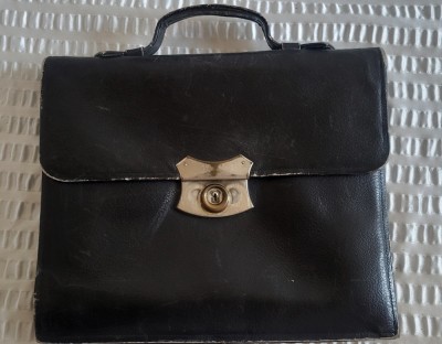 Antichitate, veche geanta neagra, servieta din piele, interior de matase foto