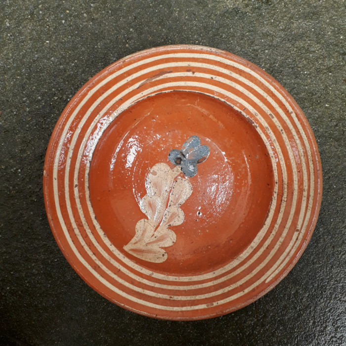 18. Farfurie veche din ceramica pentru agatat pe perete blid vechi lut 22 cm