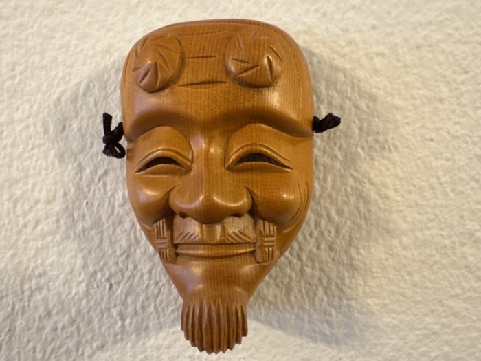 Masca japoneza din lemn.