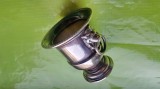 F517-Pahar mic placat argint Viners of Shefield Silverplated cu capete lei.