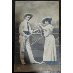 Fotografie tip carte postala, circulata, tineri cu rachete de tenis, 1907