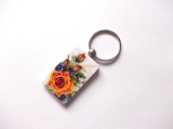 Breloc cu buchet floral galben si mov, breloc lemn 38009