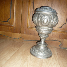 Vas vechi metal argintat , frumos ornamentat , posibil pt uz bisericesc ,h=33cm