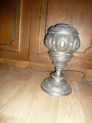 Vas vechi metal argintat , frumos ornamentat , posibil pt uz bisericesc ,h=33cm foto